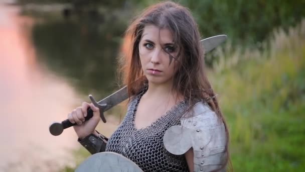 Mujer Guerrera Medieval Con Pintura Guerra Cara Vestida Con Una — Vídeo de stock