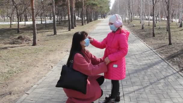 Junge Mutter Mit Tochter Entfernen Medizinische Masken Ein Spaziergang Park — Stockvideo