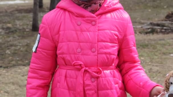Porträt Eines Jungen Mädchens Pinkfarbener Bologna Jacke Hut Kopfhörer Und — Stockvideo