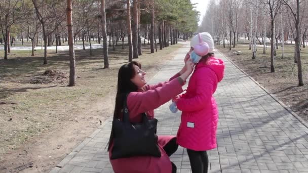 Junge Mutter Mit Tochter Entfernen Medizinische Masken Ein Spaziergang Park — Stockvideo