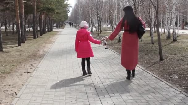 Mom Daughter Pink Clothes Medical Masks Faces Walking Park Soft — Stock Video