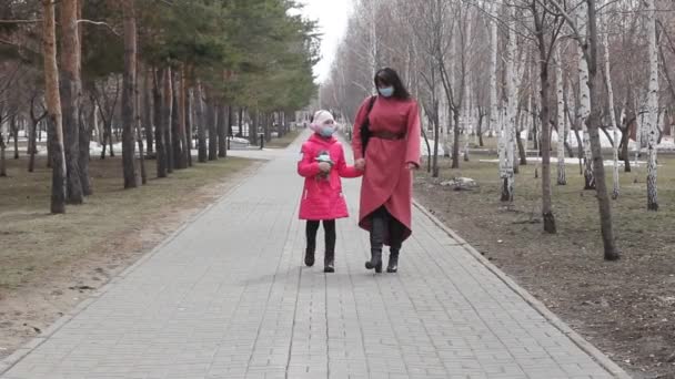 Mom Daughter Pink Clothes Medical Masks Faces Walking Park Soft — Stock Video