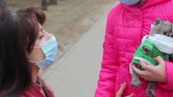 Mutter Und Tochter Gehen Warmer Kleidung Und Schutzmasken Durch Den — Stockvideo