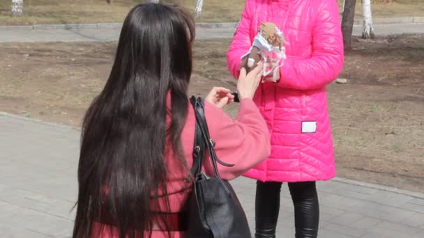 Mam Dochter Warme Kleren Beschermende Maskers Lopen Het Park Medisch — Stockvideo