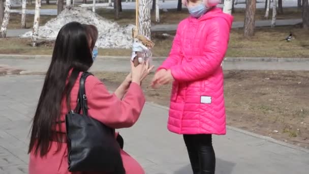 Mutter Und Tochter Gehen Warmer Kleidung Und Schutzmasken Durch Den — Stockvideo