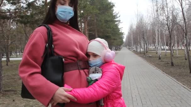 Klein Meisje Knuffelt Moeder Familie Met Medische Maskers Het Voorjaar — Stockvideo