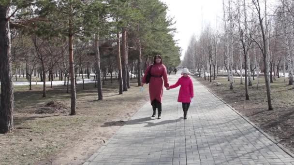 Mãe Filha Estão Andando Parque Com Máscaras Médicas Suas Mãos — Vídeo de Stock