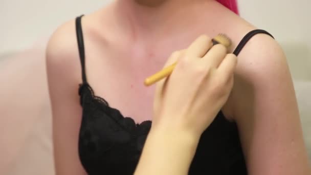 Processen Att Applicera Foundation Huden Modellen Makeup Artist Färd Med — Stockvideo