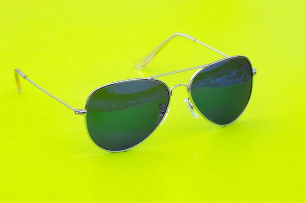 Kép Modern Divatos Napszemüveg Zöld Háttér Szemüveg — Stock Fotó
