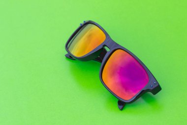 Modern moda güneş gözlüğü gözlük yeşil arka plan üzerinde görüntü.