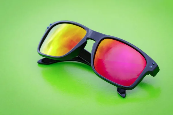 Imagen Gafas Sol Modernas Moda Sobre Fondo Verde Gafas — Foto de Stock