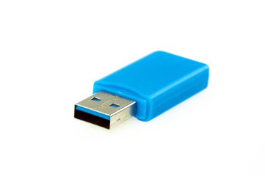 Beyaz arka planda yalıtılmış mavi Usb flash sürücü görüntüsü. Comp