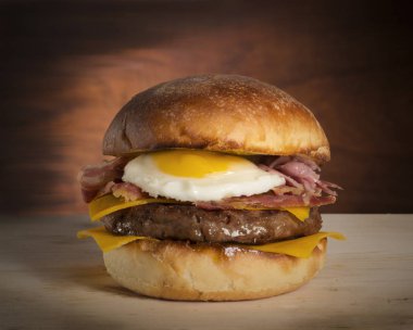 Yumurta peynir burger rustik ahşap ortam üzerine