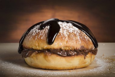 Bira çift chocolat şeker topu ekmek ve çikolata şurubu