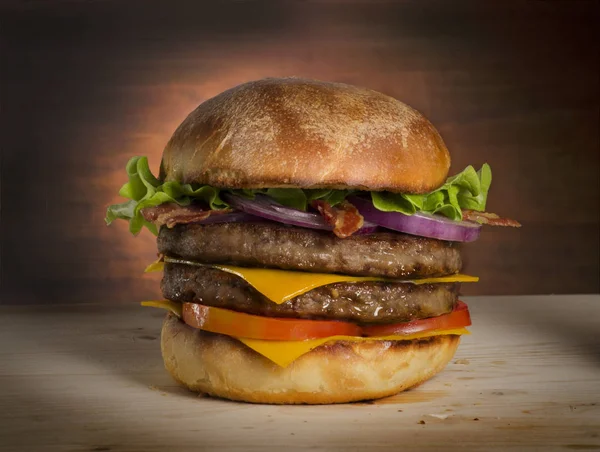 Διπλή Burger Τυριών Και Κόκκινο Κρεμμύδι Ρουστίκ — Φωτογραφία Αρχείου