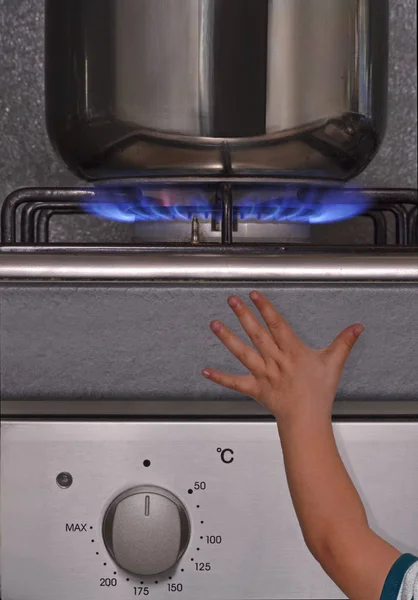 Παιδί Προσέγγιση Χέρι Καυστήρα Αερίου Σόμπα Πάνω Στην Κουζίνα — Φωτογραφία Αρχείου