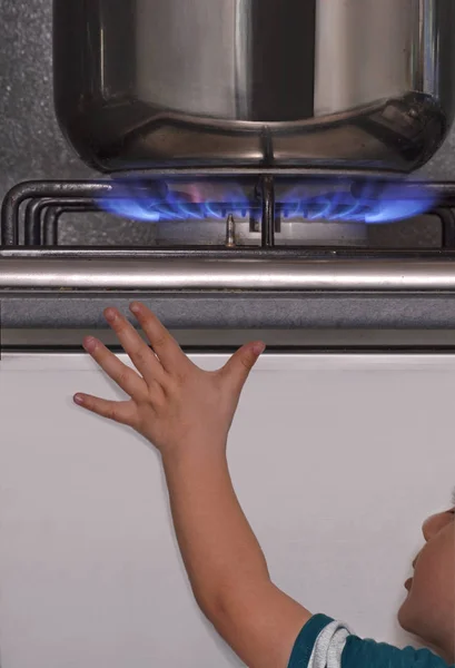 Approche Enfant Main Cuisinière Gaz Brûleur Dans Cuisine — Photo