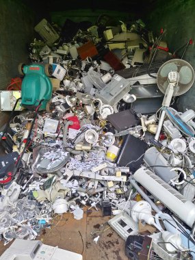 Verano Brianza, Monza Brianza devlet, İtalya, 6/8/18. Geri dönüşümlü elektrik bileşenleri çöp konteyner