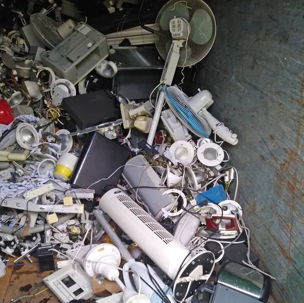 Verano Brianza, Monza Brianza devlet, İtalya, 6/8/18. Geri dönüşümlü elektrik bileşenleri çöp konteyner