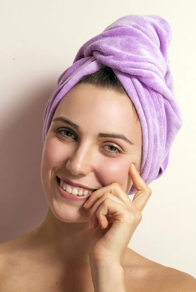 Foto Van Een Jonge Vrouw Paarse Handdoek Hoofd Roze Achtergrond — Stockfoto