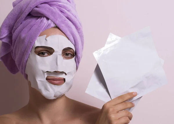 Foto Jovem Mulher Toalha Roxa Cabeça Usando Máscara Branca Rosto — Fotografia de Stock