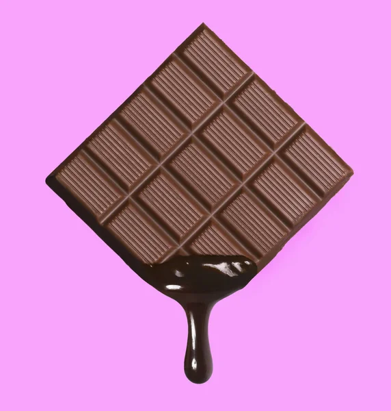 Barra Cioccolato Fondente Goccia Birra Fusa Sfondo Rosa — Foto Stock