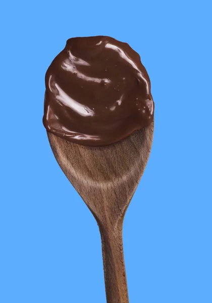 Geschmolzene Dunkle Schokolade Holzlöffel Isoliert Auf Blauem Hintergrund — Stockfoto