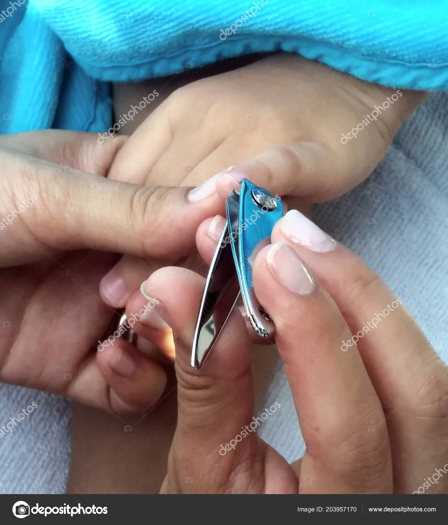 Mother Cut Baby Nails Nail Clipper Take Bath Stock Photo by  ©Gustavo_Andrade 203957170