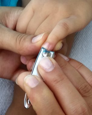 Anne Bebek tırnak tırnak makası ile almak banyodan sonra kesilmiş..