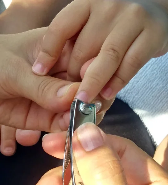 Anne Bebek tırnak tırnak makası ile almak banyodan sonra kesilmiş..