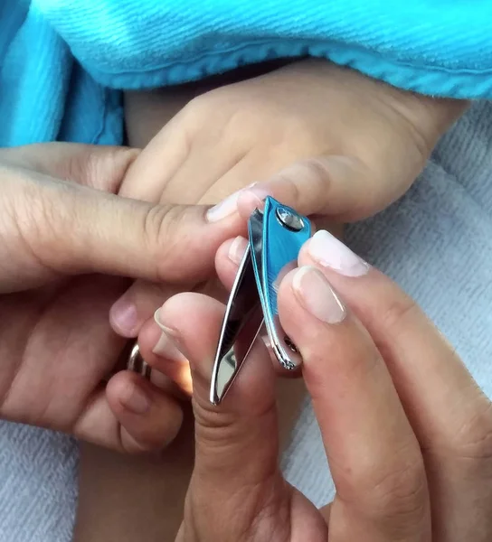 Anne Bebek tırnak tırnak makası ile almak banyodan sonra kesilmiş..