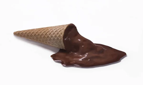 Конус Мороженого Расплавленным Шоколадом Упал Белом Фоне — стоковое фото