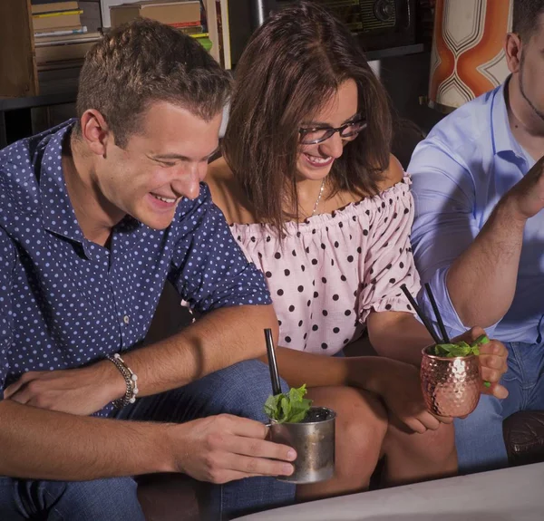 Glimlachend Delen Met Vriend Tijdens Het Drinken Cocktal Drin Pub — Stockfoto