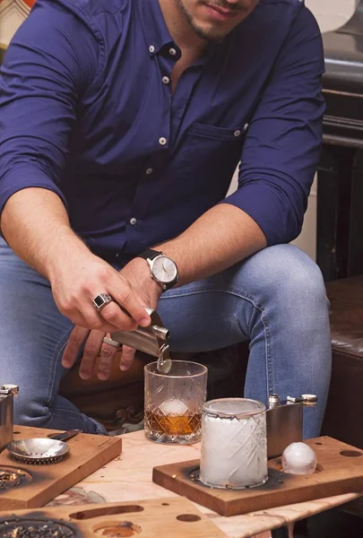 Jonge Man Gieten Whisky Voorbereiding Van Speciale Cocktail Drinken Café — Stockfoto