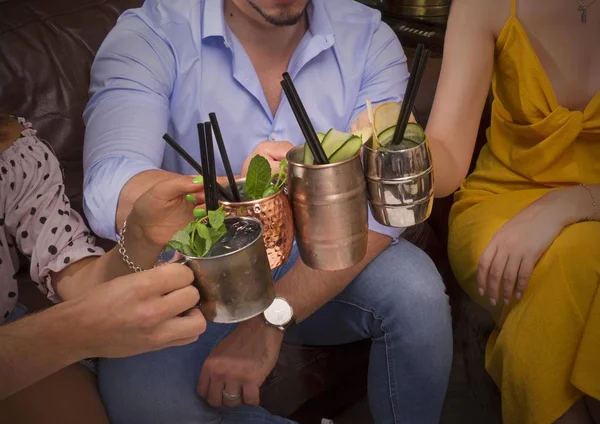 Jovens Amigos Segurando Bebida Alcoólica Copos Detalhe Bar Pub Restaurante — Fotografia de Stock