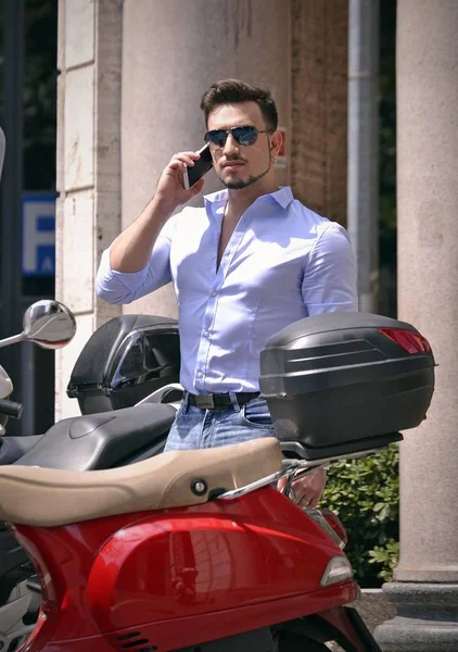 Kentsel Oung Adam Telefonda Motosiklet Arkasında — Stok fotoğraf