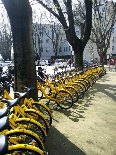 Milano City İtalya-Nisan 2018. Arka plan otopark sarı kiralık bisikletler.