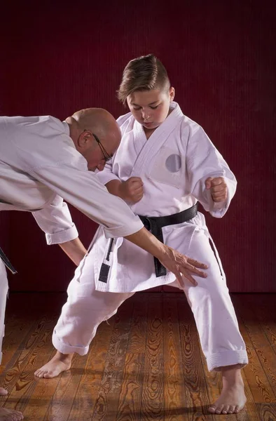 Istruttore Karate Che Insegna Arti Marziali Bambino — Foto Stock