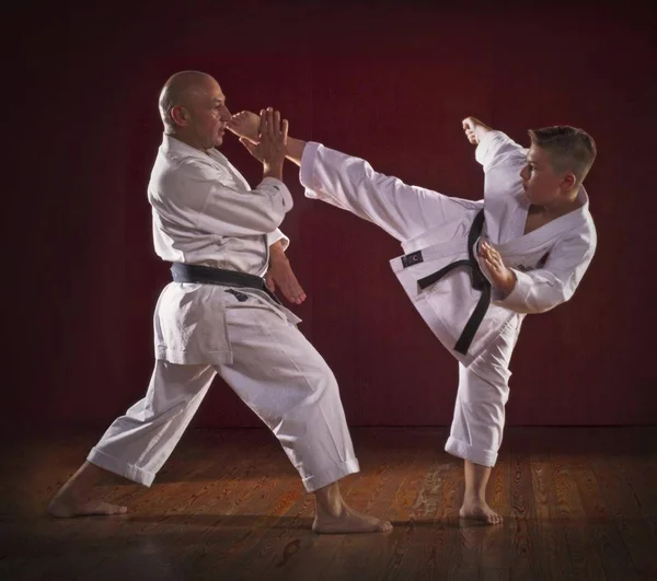 Instrutor Karatê Ensinando Artes Marciais Para Uma Criança — Fotografia de Stock