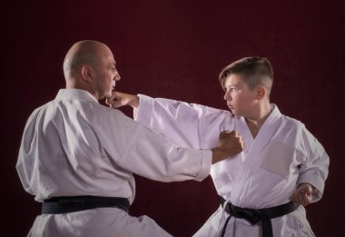 Dövüş sanatları bir çocuğa öğretme karate dersi