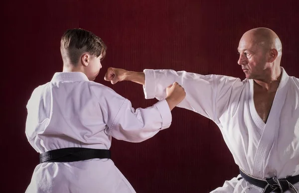 Istruttore Karate Che Insegna Arti Marziali Bambino — Foto Stock