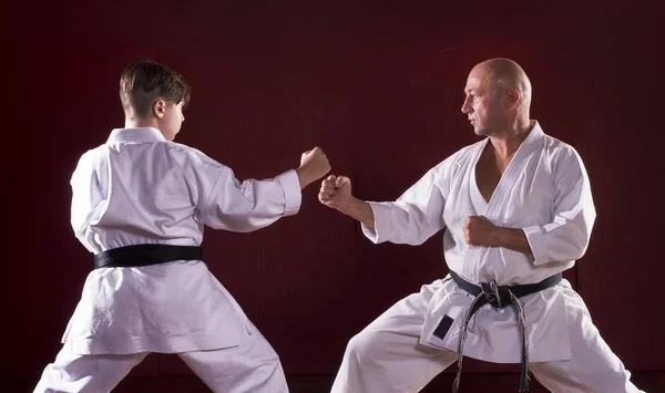 Instrutor Karatê Ensinando Artes Marciais Para Uma Criança — Fotografia de Stock