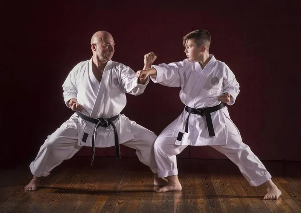 Karatelehrer Bringt Einem Kind Kampfkunst Bei — Stockfoto