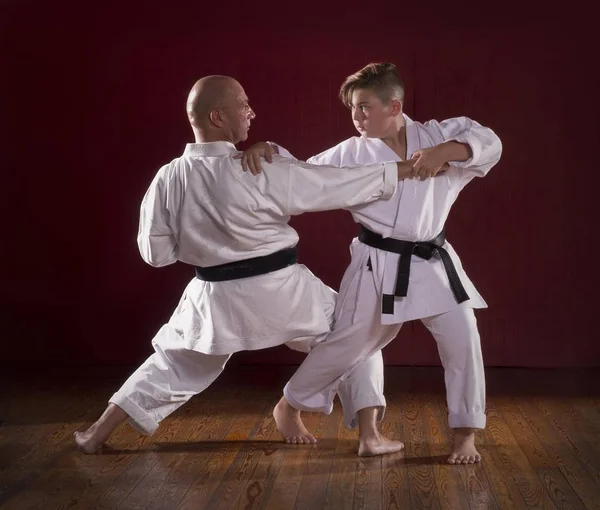 Istruttore Karate Che Insegna Arti Marziali Bambino — Foto Stock