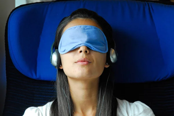 Νεαρή Γυναίκα Που Αναπαύεται Στο Τρένο Φορώντας Μάσκα Ματιών Ύπνου — Φωτογραφία Αρχείου
