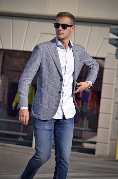 Urban Joven Modelo Hombre Caminando Calle Con Gafas Sol — Foto de Stock