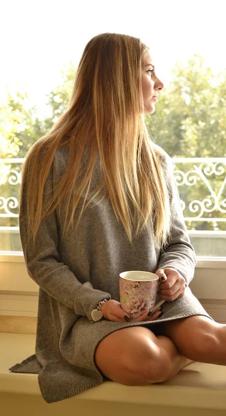 Vackra Nostalgiska Blond Kvinna Bakom Hem Fönster Dricka Kaffe — Stockfoto