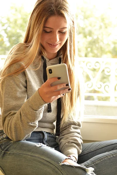 Adolescente Loira Assistindo Seu Telefone Celular — Fotografia de Stock