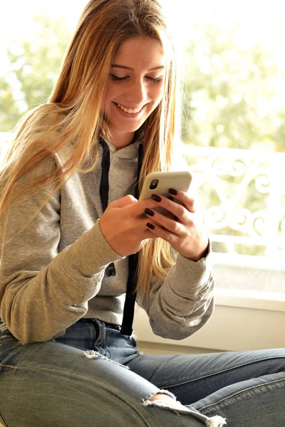 Blonde Teenager Watching Her Cell Phone — Stock Photo, Image