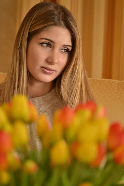 Schöne Blonde Frau Porträt Detail Und Verschwommene Blumen — Stockfoto